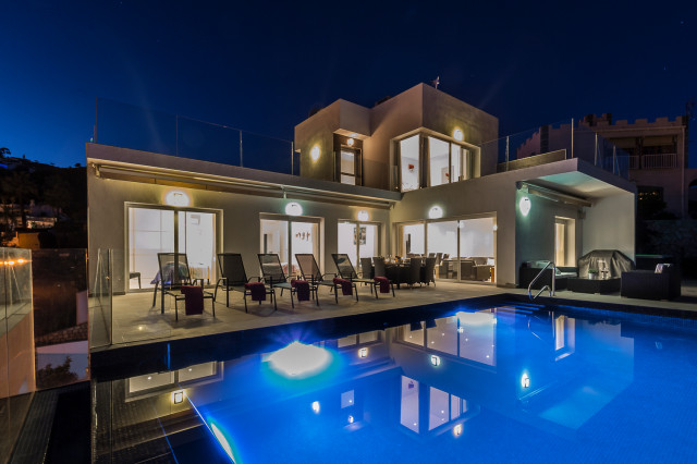 Home Staging b&aacute;sico y fotograf&iacute;a en Villa Blanca (vacacional) mediterranean-exterior