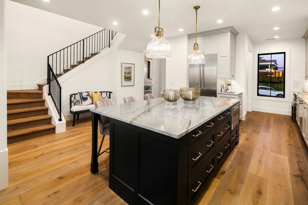 Kitchen - large transitional l-shaped kitchen idea in Seattle with white backsplash and an island