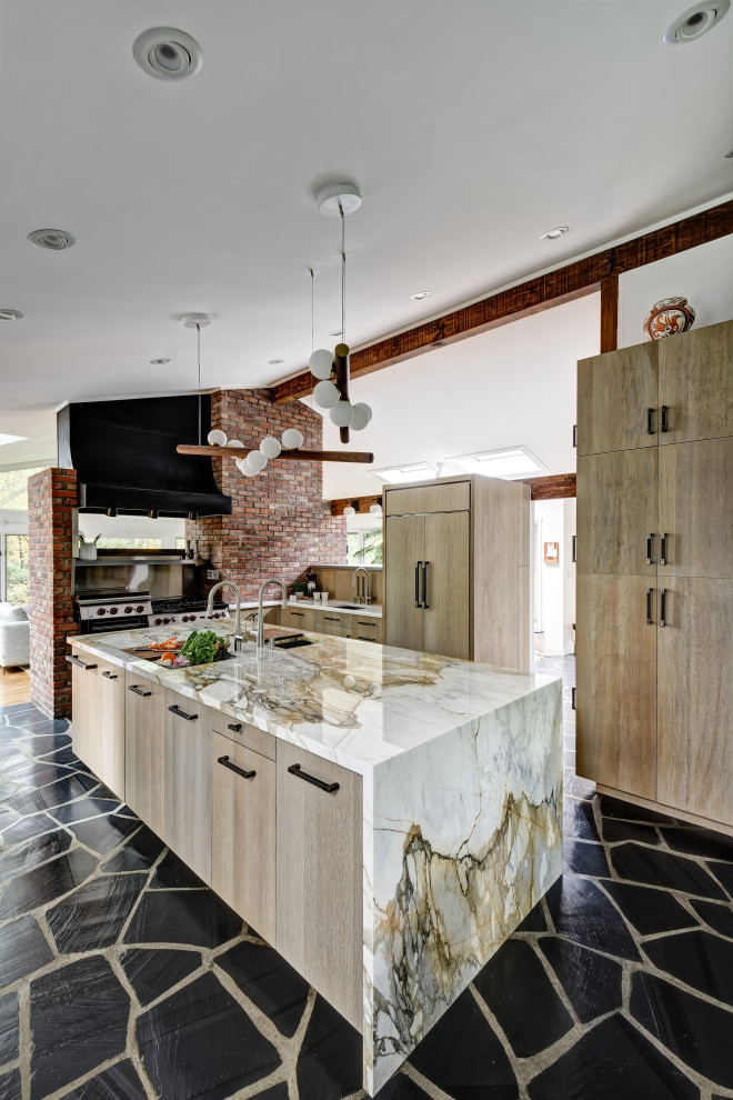 Bild på ett stort 60 tals flerfärgad flerfärgat kök, med en undermonterad diskho, släta luckor, skåp i ljust trä, bänkskiva i kvarts, integrerade vitvaror, skiffergolv, en köksö och svart golv