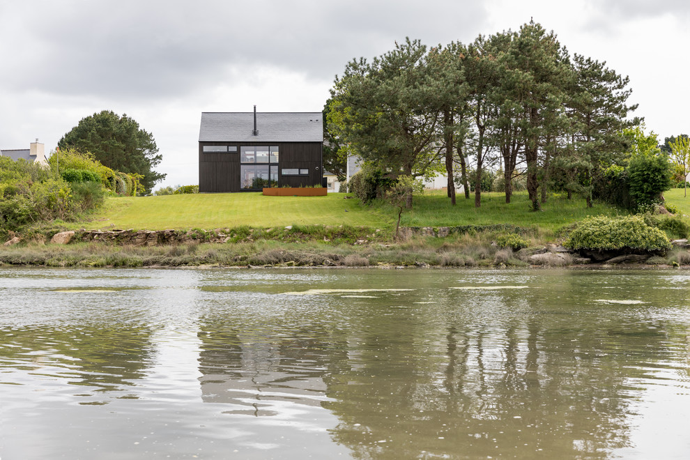 Inspiration pour façade de maison in bois With un toit à deux pans.