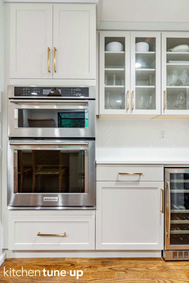 Moderne Wohnküche mit Schrankfronten im Shaker-Stil, beigen Schränken, Quarzit-Arbeitsplatte, Küchenrückwand in Weiß, Rückwand aus Steinfliesen, bunten Elektrogeräten, Kücheninsel und weißer Arbeitsplatte in Miami