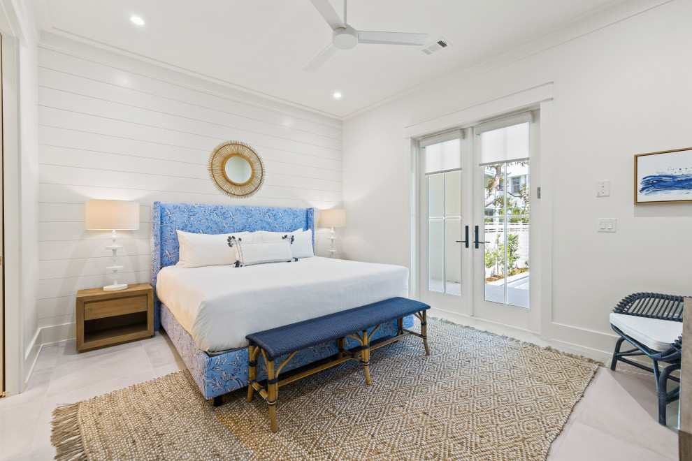 マイアミにある中くらいなビーチスタイルのおしゃれな客用寝室 (白い壁、磁器タイルの床、白い床、塗装板張りの壁) のレイアウト