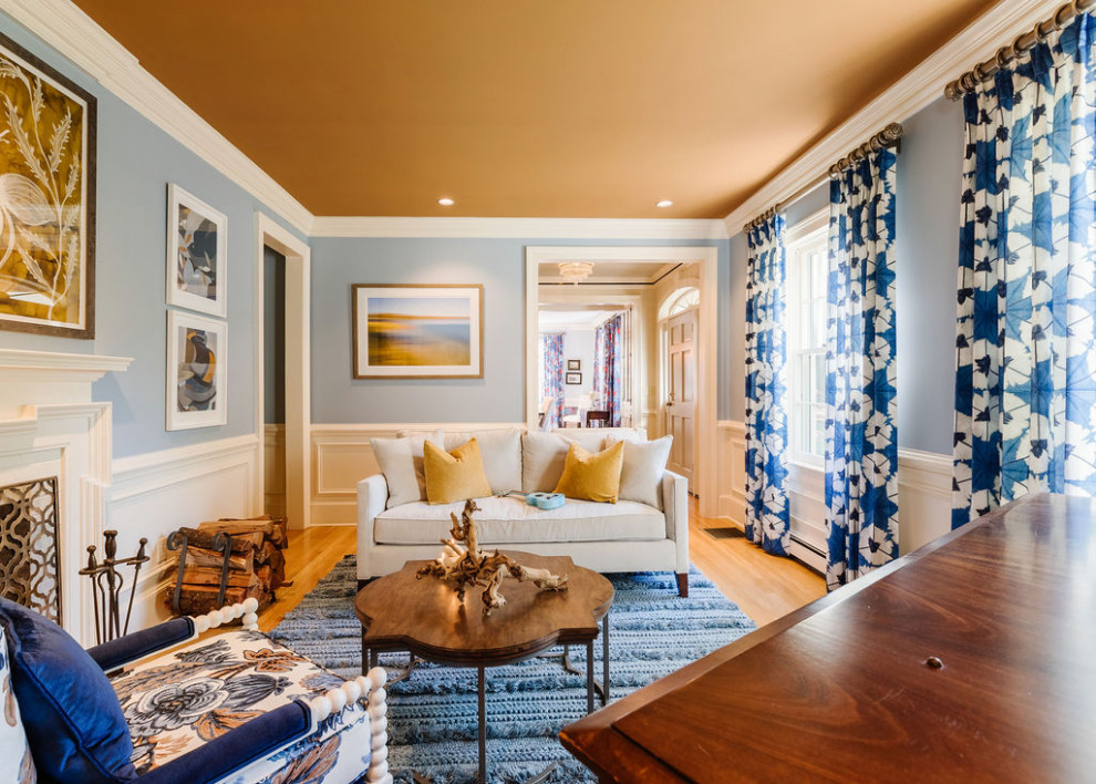 Свежая идея для дизайна: гостиная комната среднего размера в стиле неоклассика (современная классика) с музыкальной комнатой, синими стенами, светлым паркетным полом, стандартным камином, фасадом камина из дерева, бежевым полом, многоуровневым потолком и обоями на стенах - отличное фото интерьера