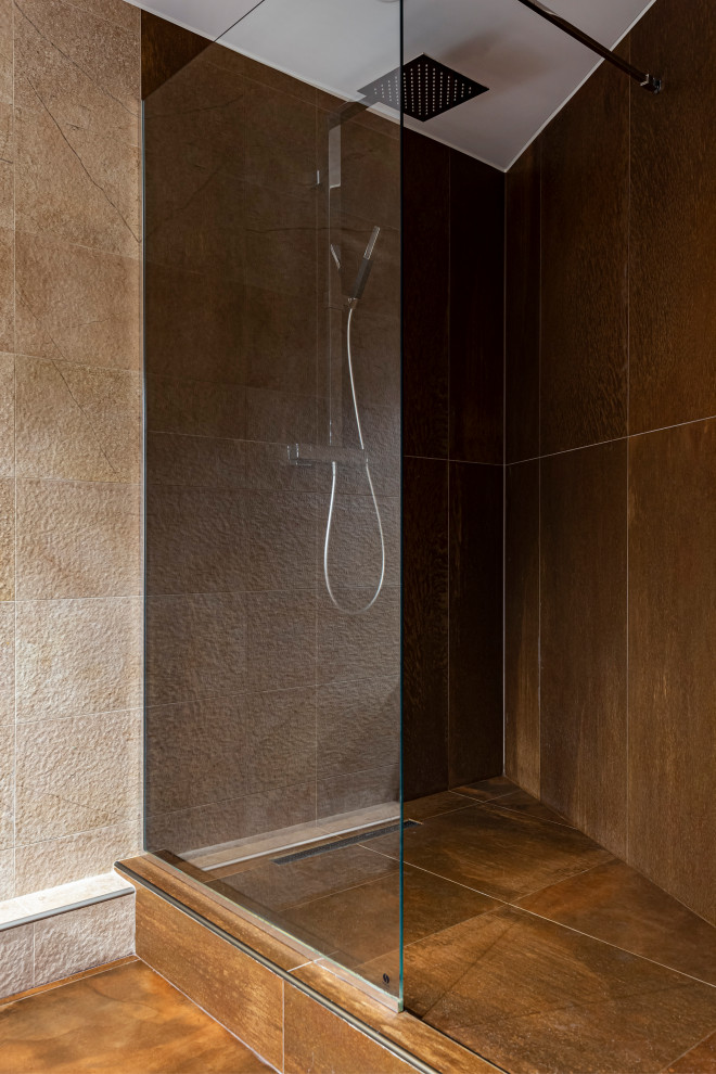 Идея дизайна: ванная комната среднего размера в современном стиле с открытыми фасадами, коричневыми фасадами, угловым душем, бежевой плиткой, керамогранитной плиткой, бежевыми стенами, душевой кабиной, настольной раковиной и открытым душем