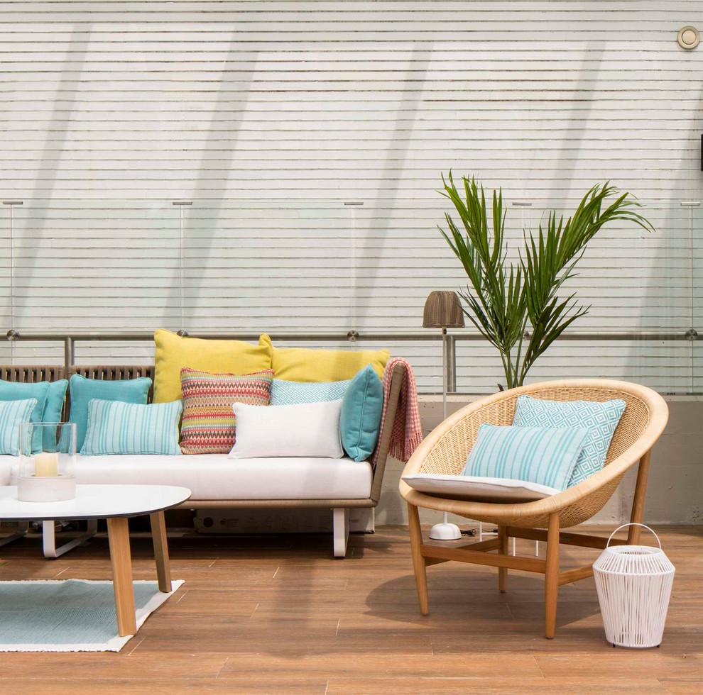 Foto de porche cerrado in patio lateral With porche cerrado, suelo de baldosas and pérgola