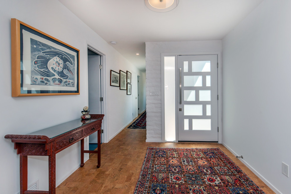 Foto de entrada blanca retro de tamaño medio con paredes blancas, suelo de corcho, puerta simple y puerta blanca