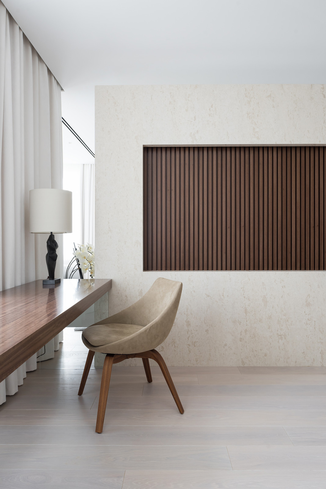 Интерьеры загородного дома в поселке Монтевиль