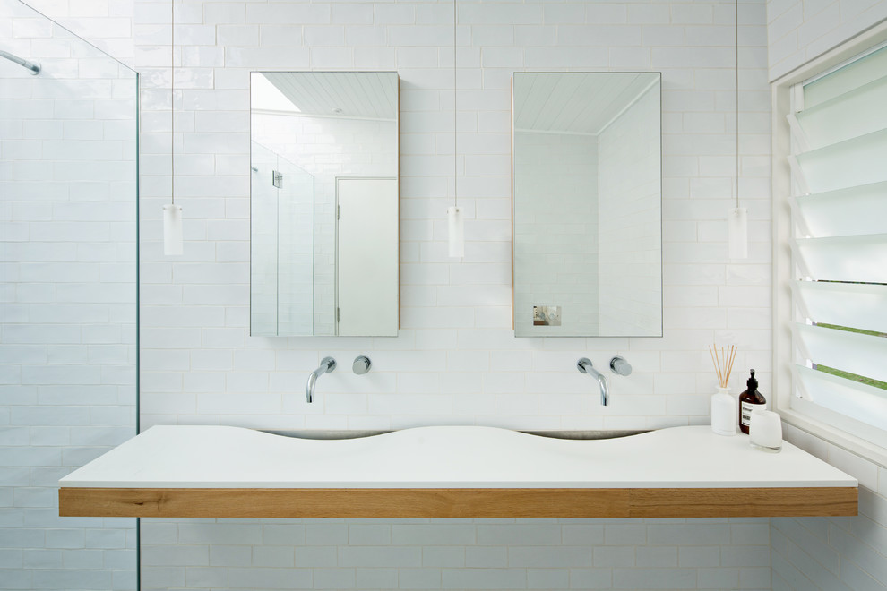 Inspiration for a contemporary master bathroom in Sydney with white tile and subway tile.