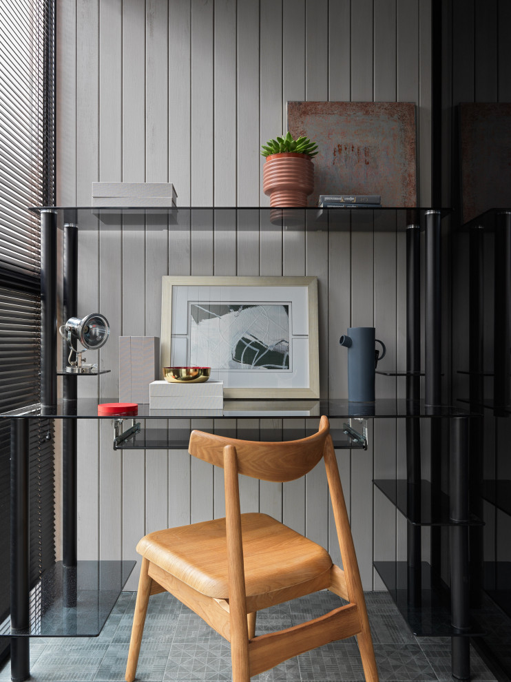 Inspiration pour un bureau urbain en bois de taille moyenne avec un mur gris, un sol en carrelage de céramique, un bureau indépendant, un sol gris et un plafond en bois.