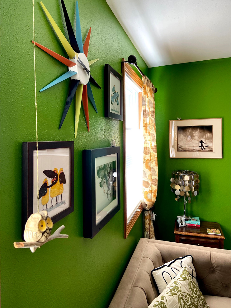 Idées déco pour un petit salon éclectique avec un mur vert.