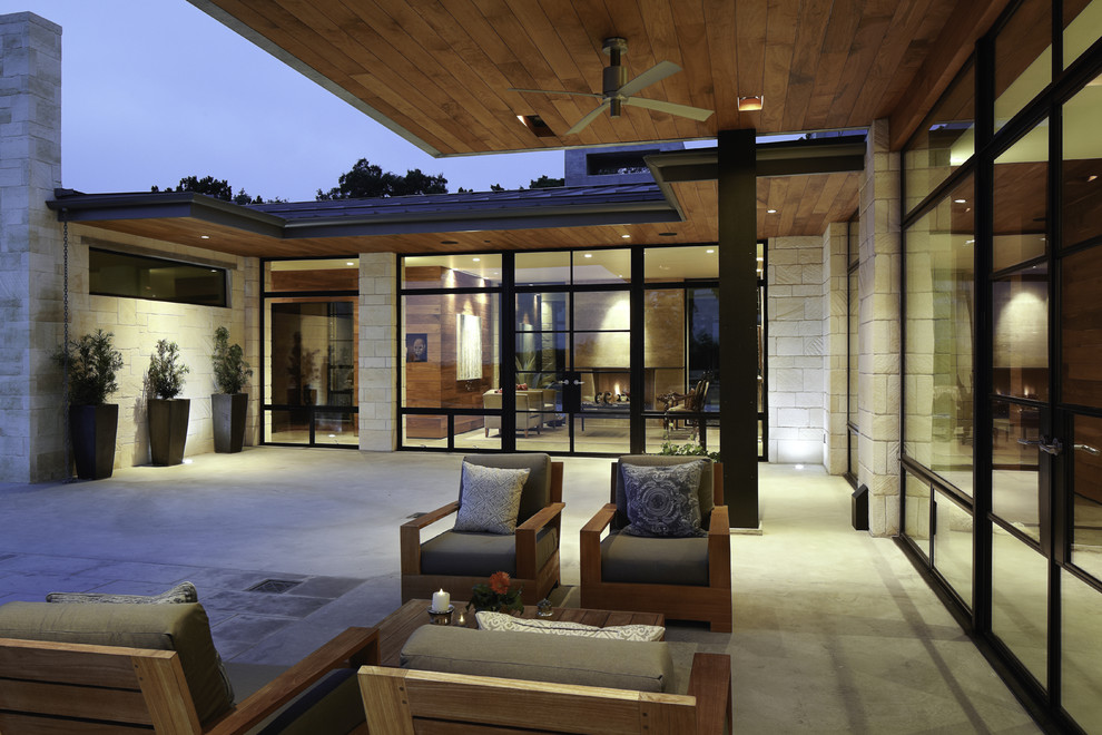 This is an example of a contemporary courtyard patio in Austin.