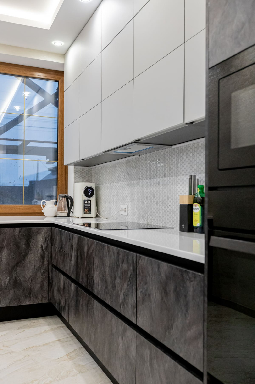 Угловая кухня в сером и черном цвете в стиле лофт