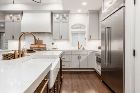 Kitchen - transitional kitchen idea in Columbus