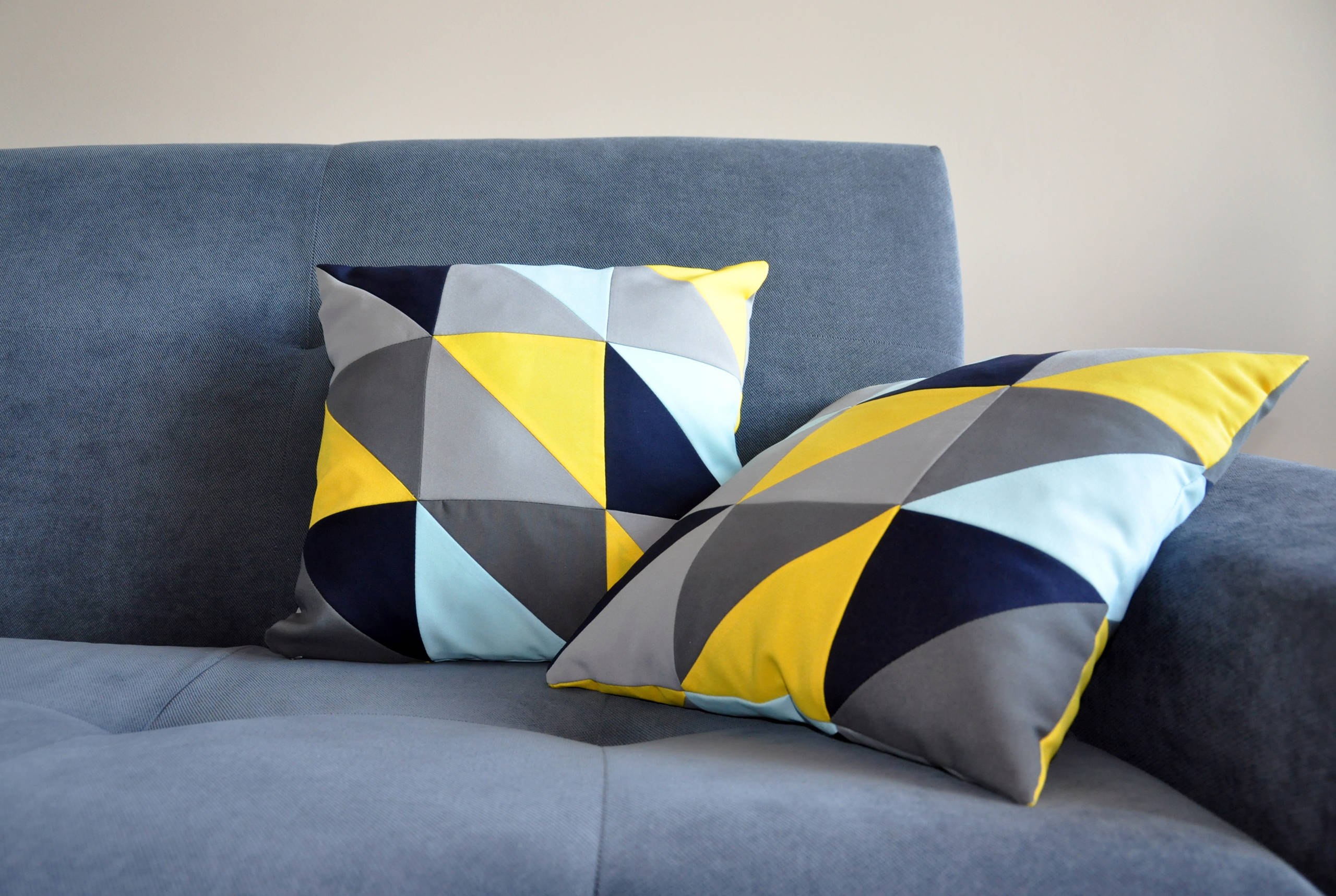 Подушка на диван — деликатное украшение