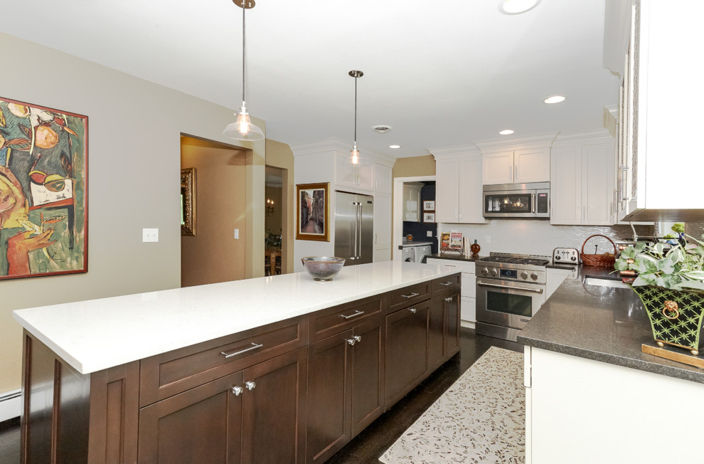 Eat-in kitchen - mid-sized transitional l-shaped dark wood floor and brown floor eat-in kitchen idea with an undermount sink, shaker cabinets, white cabinets, quartz countertops, white backsplash, glass sheet backsplash, stainless steel appliances and an island