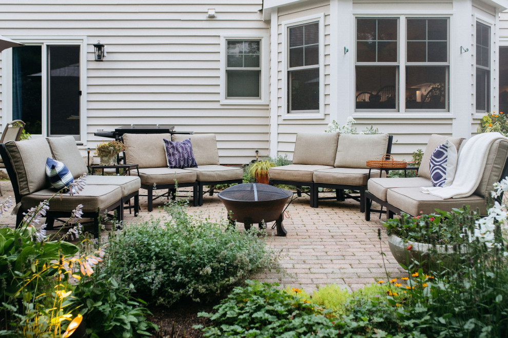 Стильный дизайн: летний, солнечный участок и сад на заднем дворе в классическом стиле с мощением клинкерной брусчаткой и хорошей освещенностью - последний тренд