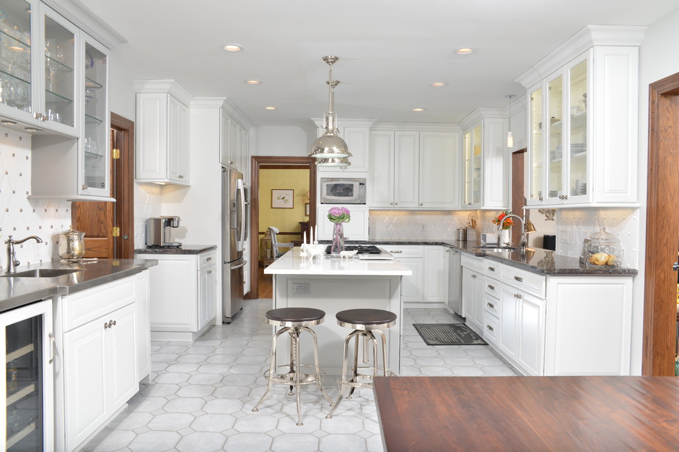 Inspiration for a traditional kitchen in Cleveland.