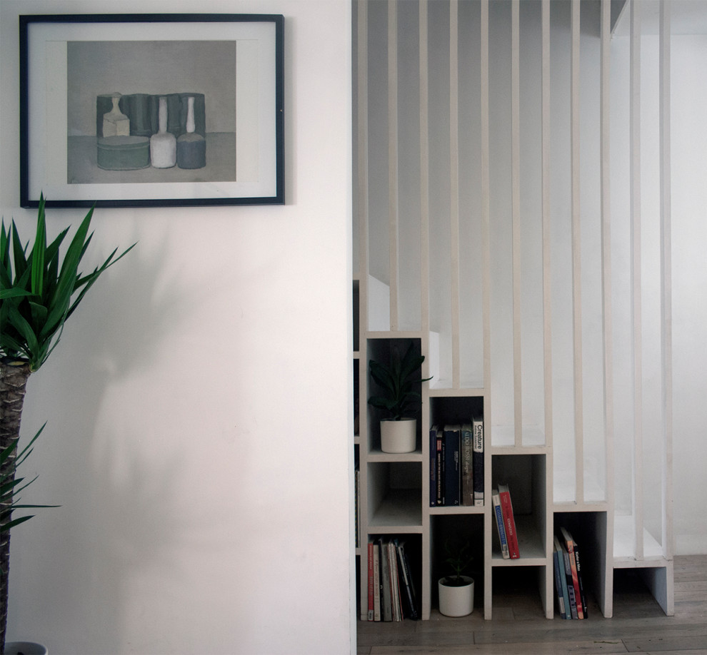 Ispirazione per un piccolo soggiorno minimal con pareti bianche e parquet chiaro