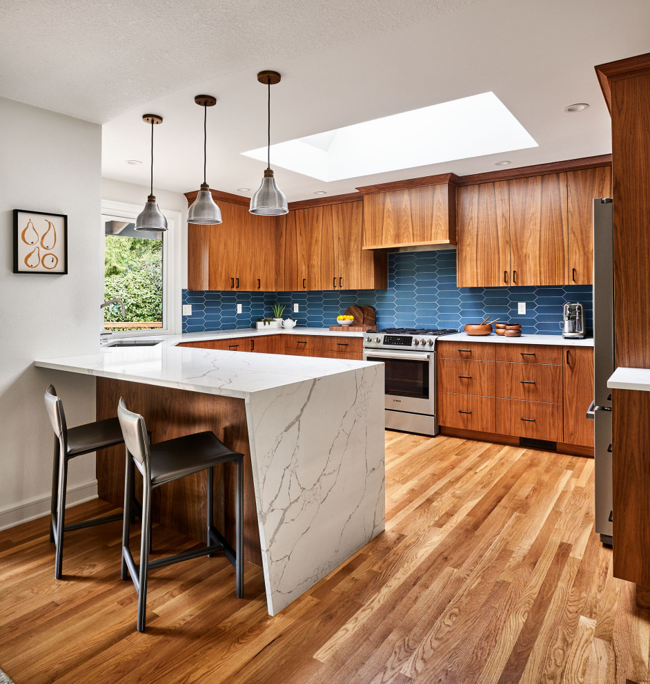 Design ideas for a midcentury kitchen in Portland.