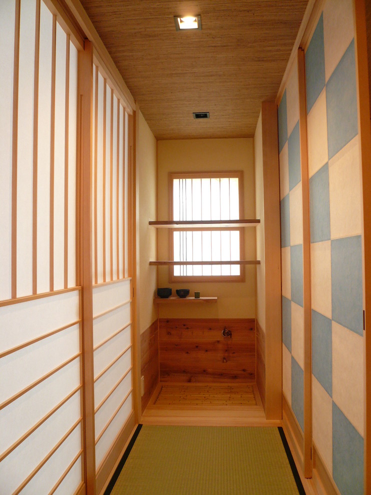 京都にある小さな和風のおしゃれな廊下 (ベージュの壁) の写真