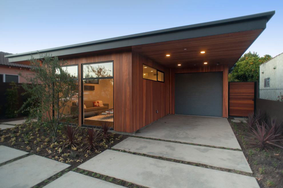 This is an example of a midcentury shed and granny flat in Los Angeles.