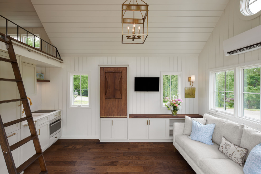 Idee per un piccolo soggiorno stile loft con pareti bianche, pavimento in legno massello medio, TV a parete, soffitto in perlinato e pareti in perlinato