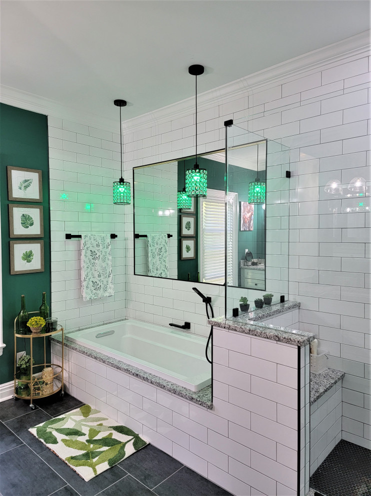 Стильный дизайн: главная ванная комната среднего размера в стиле модернизм с фасадами в стиле шейкер, серыми фасадами, накладной ванной, душем в нише, раздельным унитазом, белой плиткой, керамогранитной плиткой, зелеными стенами, полом из керамогранита, врезной раковиной, столешницей из гранита, черным полом, черной столешницей, нишей, тумбой под две раковины и напольной тумбой - последний тренд