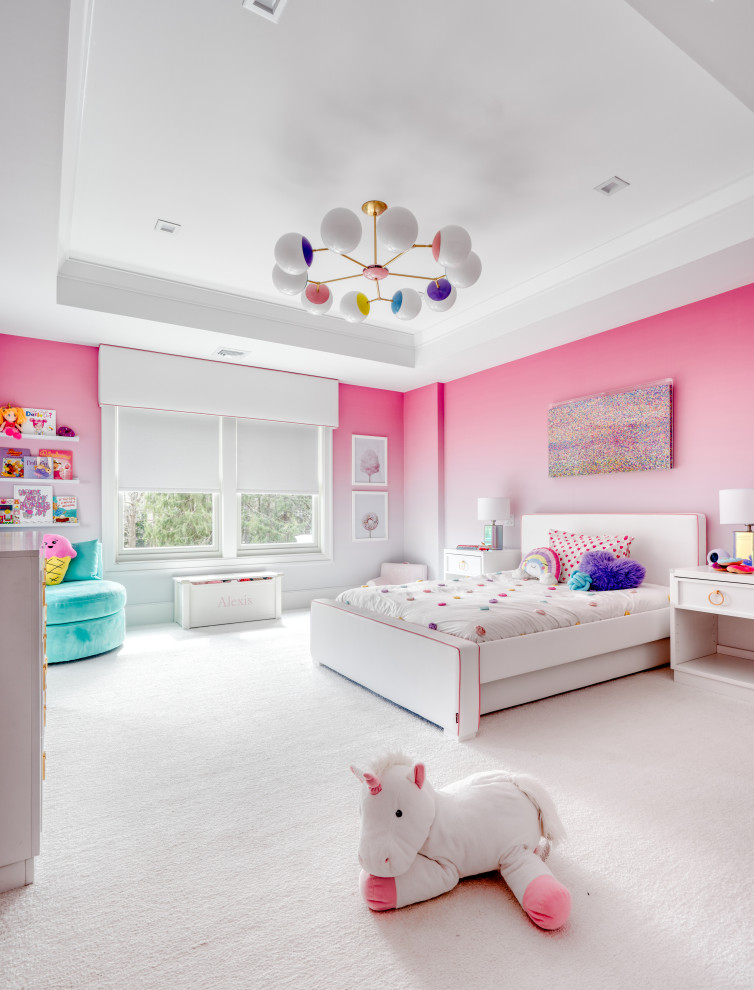 На фото: детская среднего размера в стиле модернизм с спальным местом, розовыми стенами, ковровым покрытием и белым полом для девочки