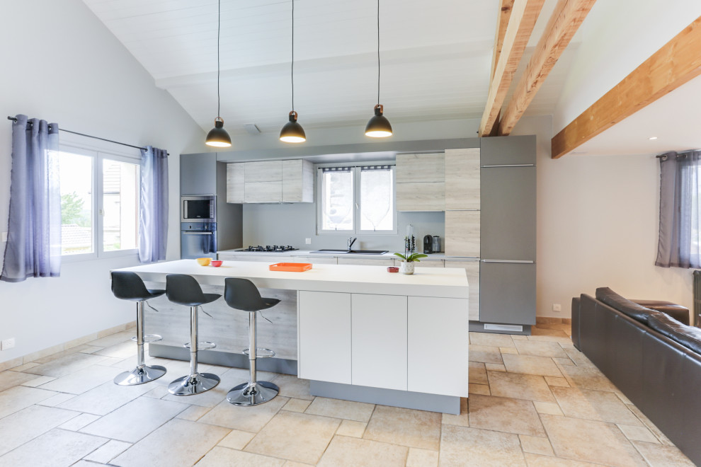 Idéer för att renovera ett stort funkis linjärt kök med öppen planlösning, med grå skåp, laminatbänkskiva, klinkergolv i keramik, en köksö och beiget golv