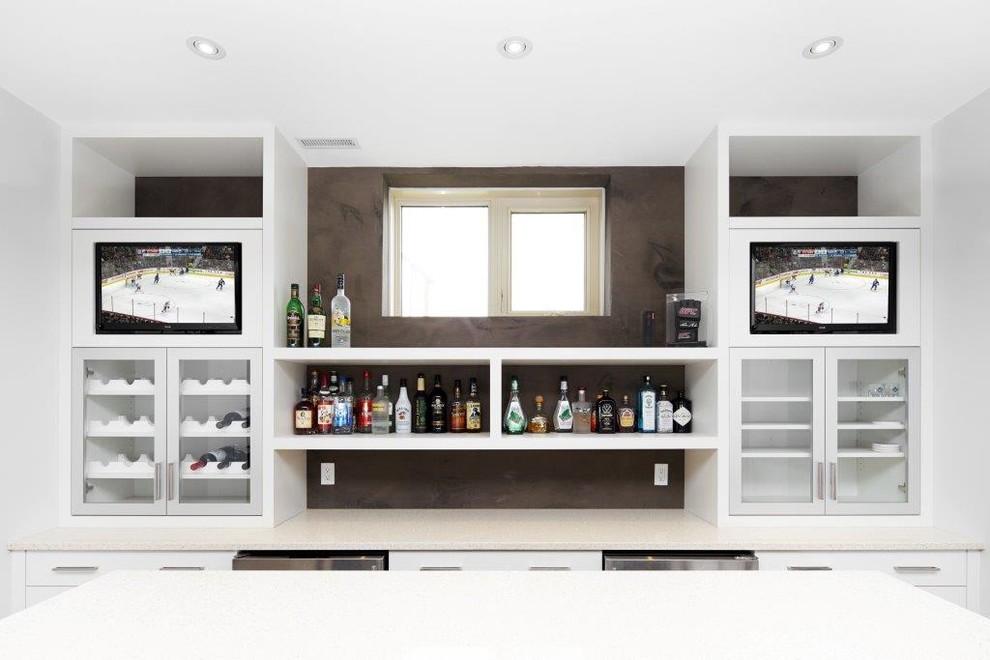Photo of a mid-sized contemporary single-wall seated home bar in Calgary with no sink, flat-panel cabinets, white cabinets, quartzite benchtops, brown splashback and travertine floors.