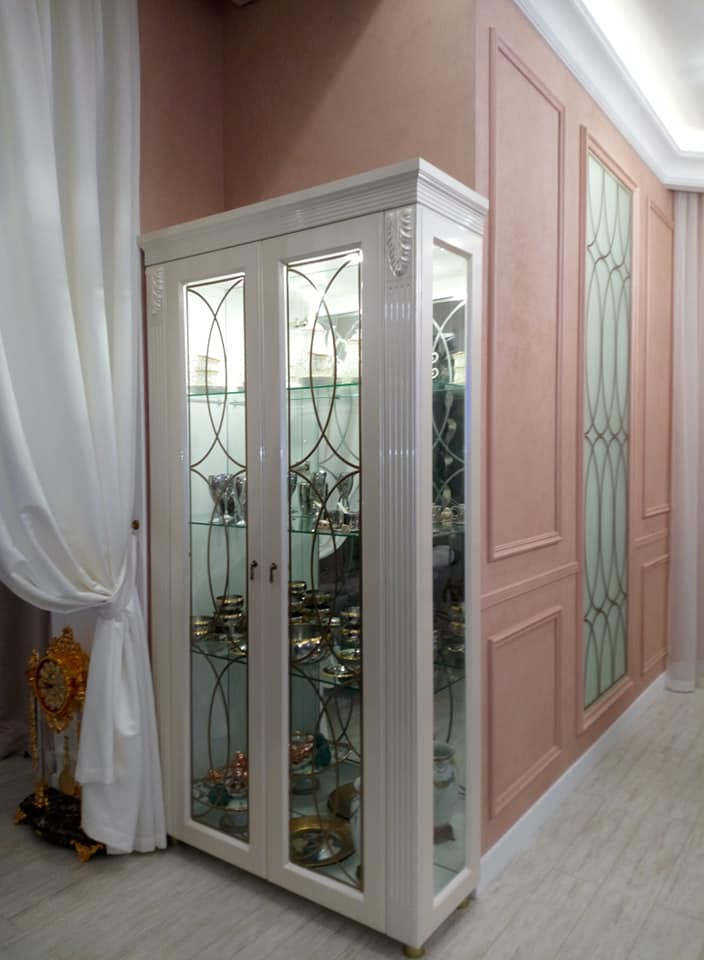 Кухня и гостиная с витринами