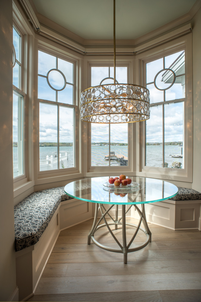 Idée de décoration pour une salle à manger ouverte sur la cuisine marine de taille moyenne avec parquet clair et un plafond voûté.