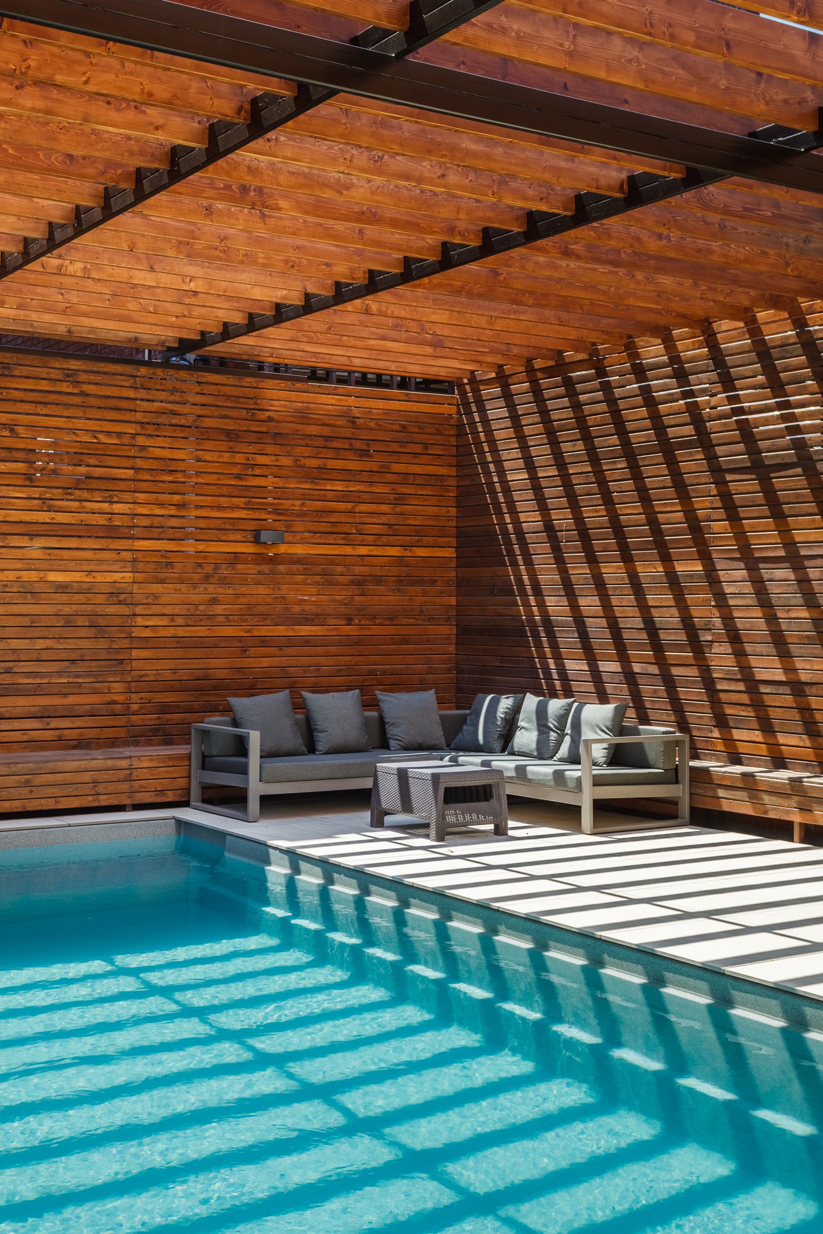 Частный дом.Территория бассейна.