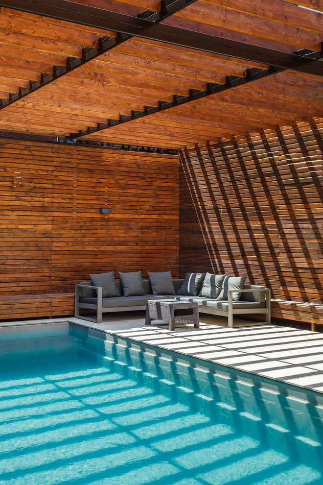 Частный дом.Территория бассейна.