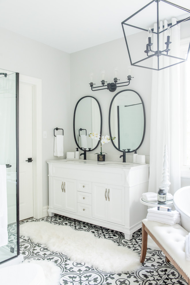 Transitional home design photo in Toronto