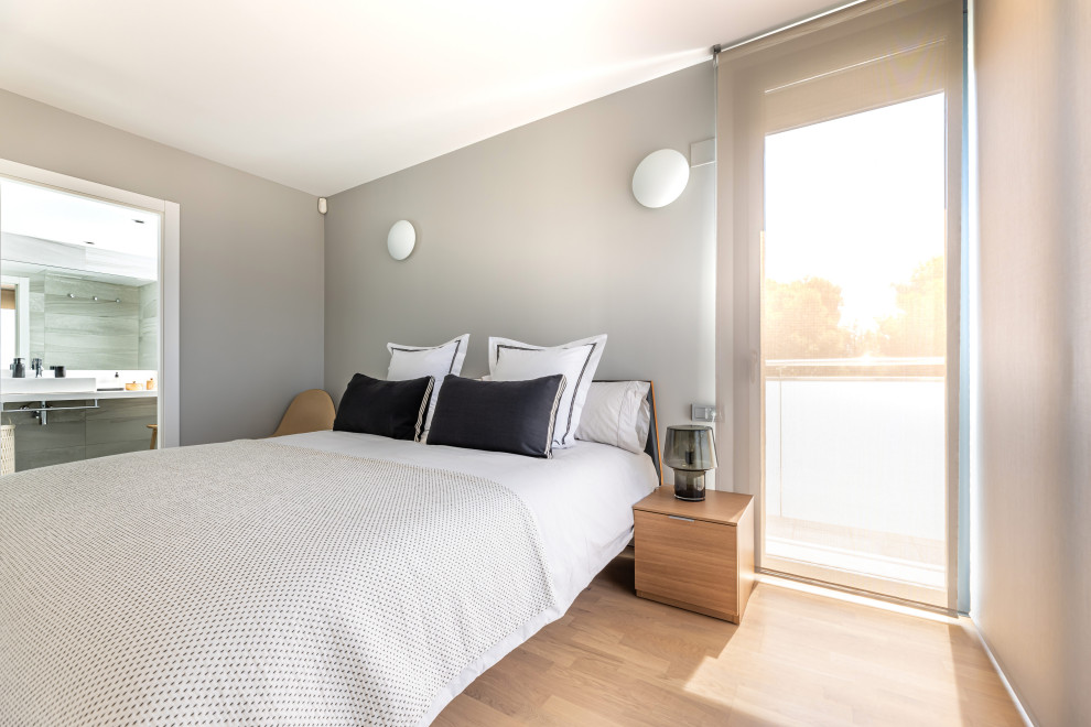 Foto de dormitorio principal moderno de tamaño medio con paredes grises y suelo marrón