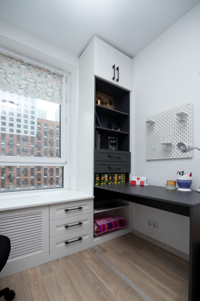 Меблировка подростковой комнаты в нейтральных цветах