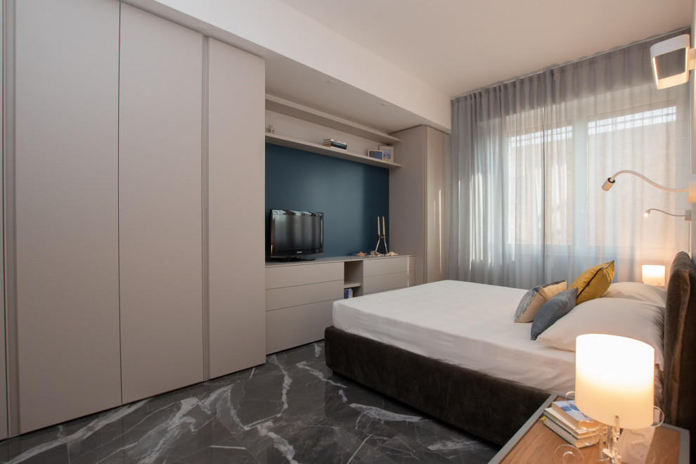 Modernes Hauptschlafzimmer mit grauer Wandfarbe, Porzellan-Bodenfliesen und grauem Boden in Sonstige