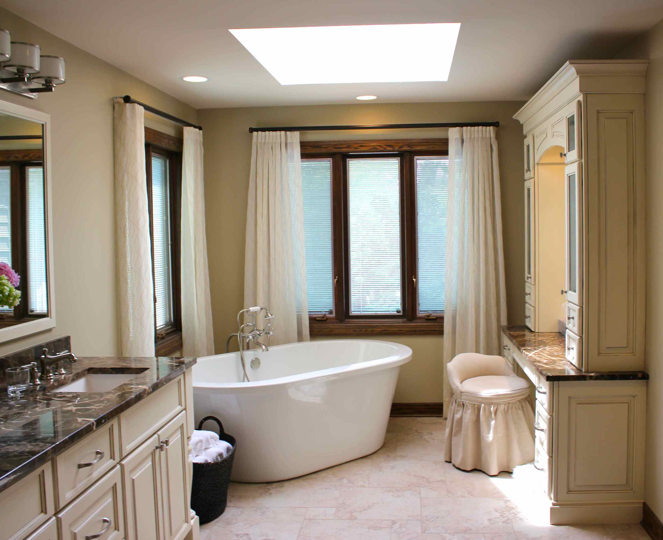 Master Tub & Makeup Area