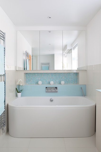 Light and Modern trendy-badevaerelse