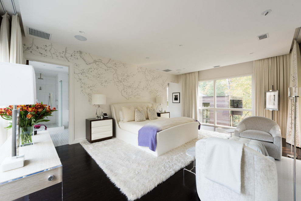 Источник вдохновения для домашнего уюта: большая хозяйская спальня в стиле ретро с белыми стенами, темным паркетным полом, стандартным камином, коричневым полом и обоями на стенах