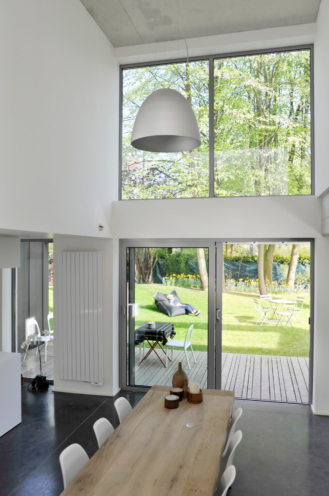 Salle à manger ouverte sur le salon?[Réalisation de salle à manger ouverte sur le salon With un mur blanc.]:[Réalisation de salles à manger ouvertes sur le salon With un mur blanc.]