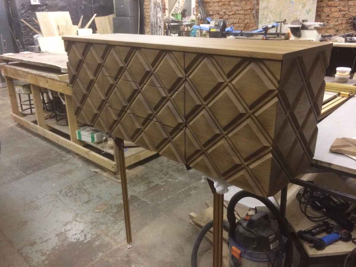 Комод с геометрическим декором