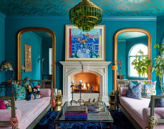 ターコイズブルーのおしゃれなリビング (クロスの天井) のインテリア