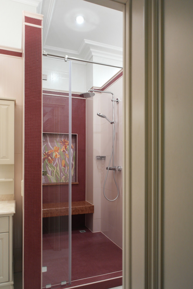 Свежая идея для дизайна: туалет среднего размера в стиле фьюжн с унитазом-моноблоком, коричневой плиткой, керамической плиткой, розовыми стенами, полом из керамической плитки, монолитной раковиной, столешницей из искусственного камня, красным полом, белой столешницей и подвесной тумбой - отличное фото интерьера