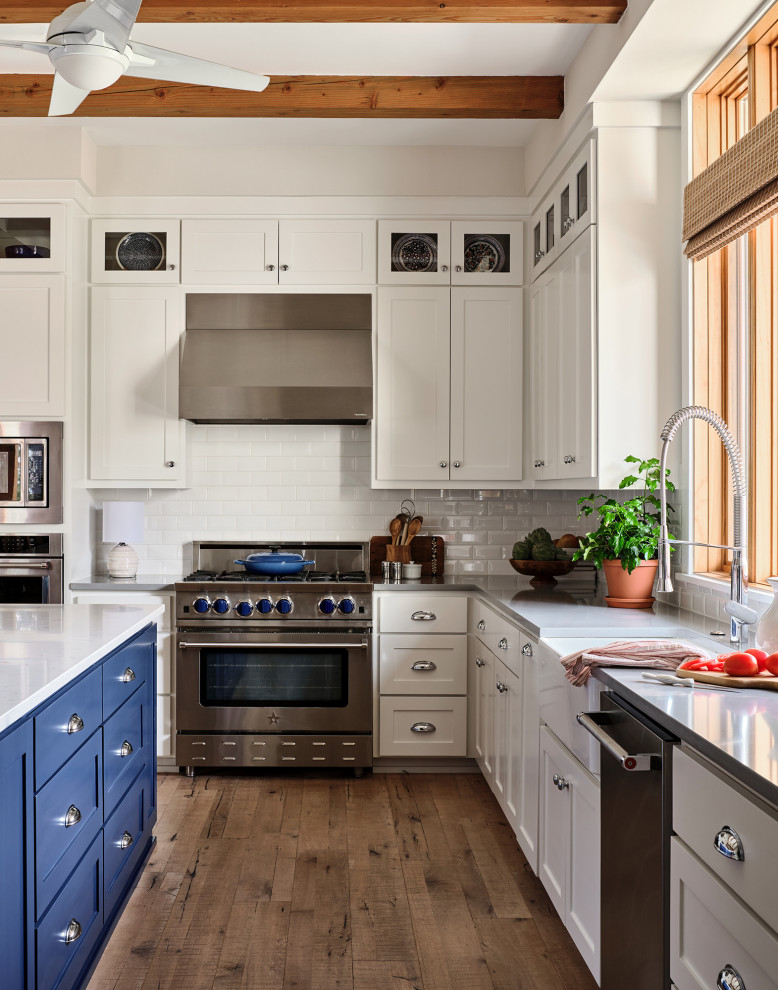 Klassische Küche mit Schrankfronten im Shaker-Stil, blauen Schränken, Küchenrückwand in Weiß und Rückwand aus Metrofliesen in Austin