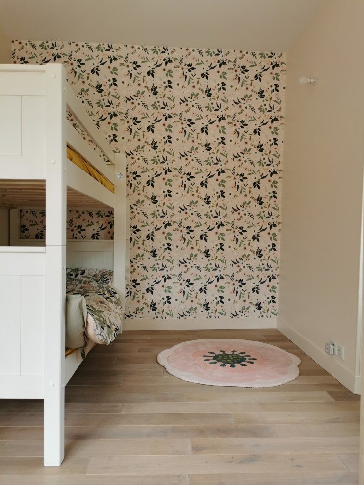 Idées déco pour une petite chambre d'enfant de 1 à 3 ans scandinave avec un mur rose, sol en stratifié et du papier peint.
