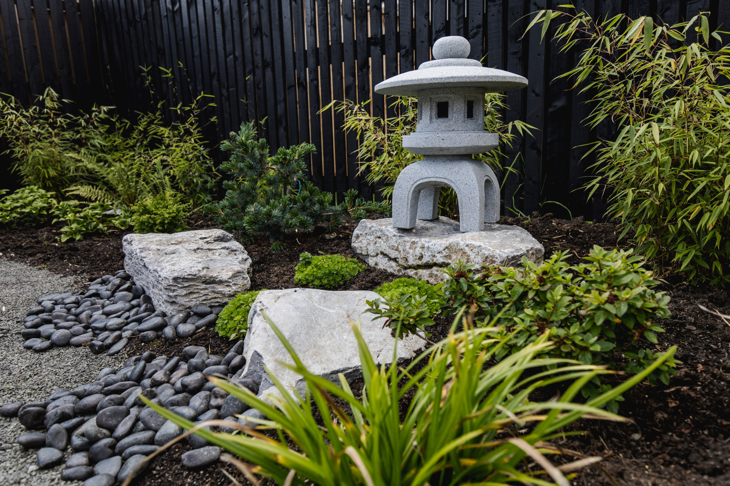 おしゃれな庭 (庭石) の画像 75選 - 2025 年 10月 | Houzz (ハウズ)