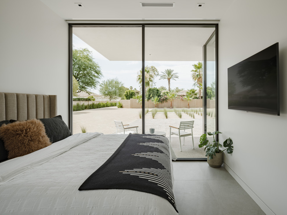 Ejemplo de dormitorio principal minimalista con paredes blancas y suelo de baldosas de porcelana