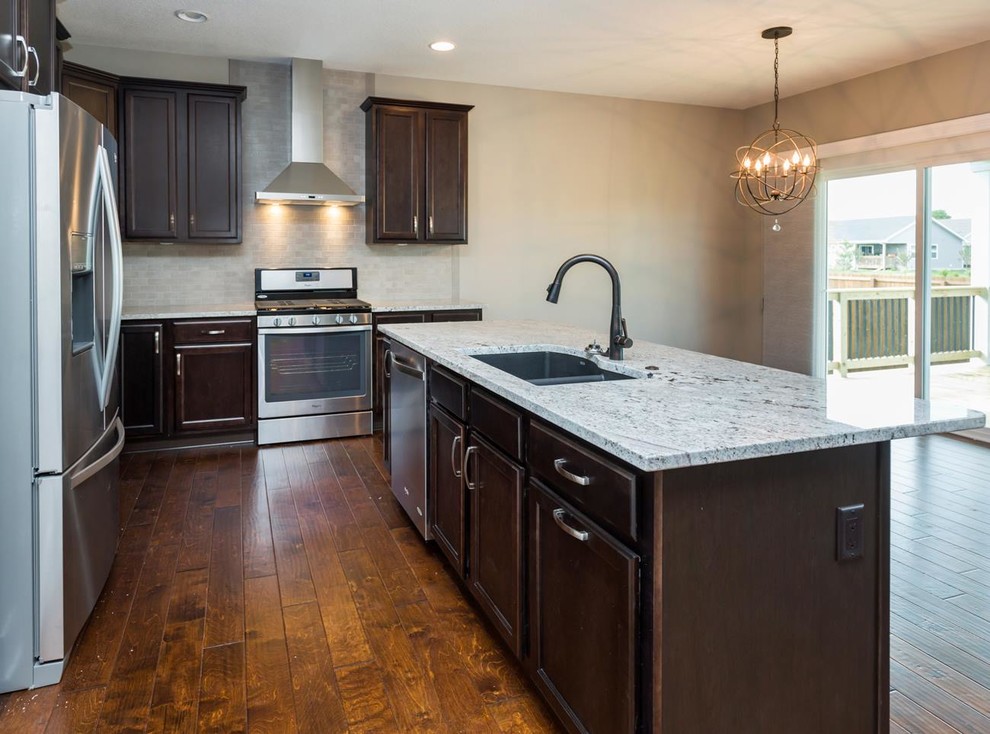 Kitchen - transitional kitchen idea